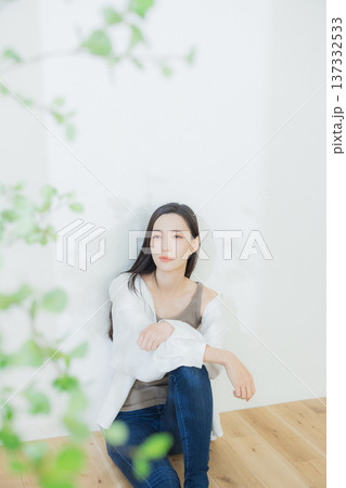 白いシャツの女性 137332533