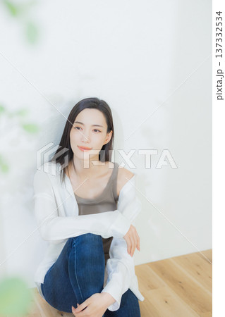 白いシャツの女性 137332534
