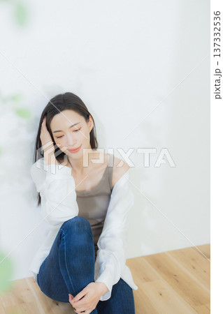 白いシャツの女性 137332536