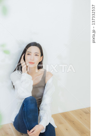 白いシャツの女性 137332537