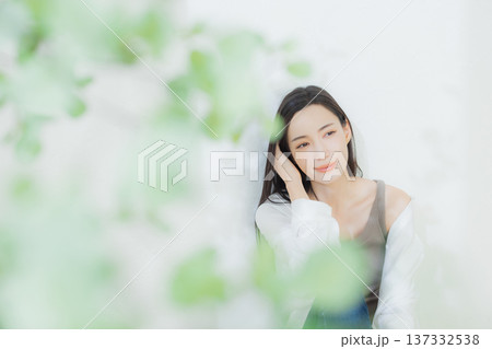 白いシャツの女性 137332538