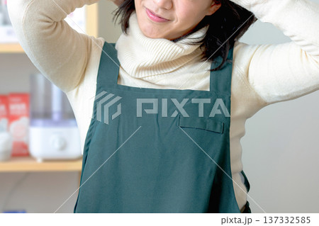 首をかしげる女性 顔無し 首をかしげる女性 顔無し 137332585