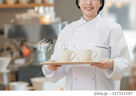 飲み物を運ぶスタッフ 顔無し 飲み物を運ぶスタッフ 顔無し 137332587