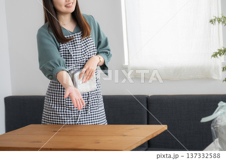 テーブルに案内する女性 顔無し テーブルに案内する女性 顔無し 137332588