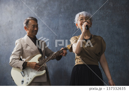 ミュージシャンのシニアカップル 137332635