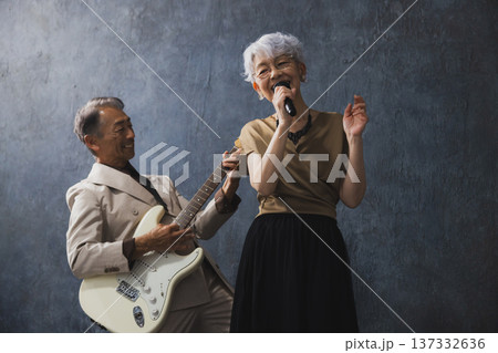 ミュージシャンのシニアカップル 137332636