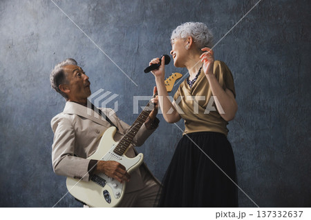 ミュージシャンのシニアカップル 137332637