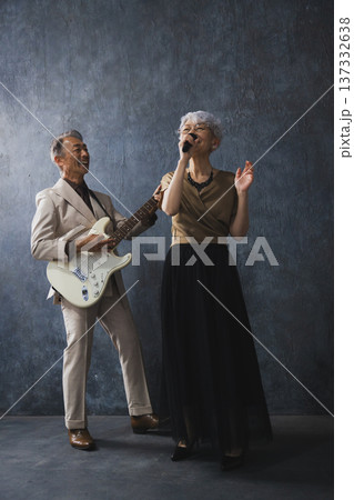 ミュージシャンのシニアカップル 137332638