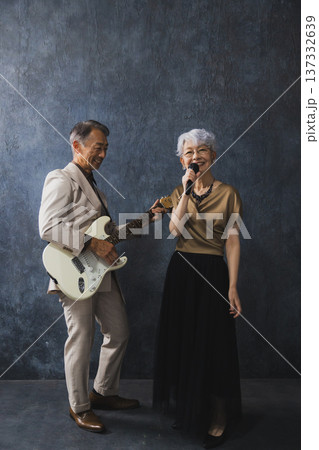 ミュージシャンのシニアカップル 137332639