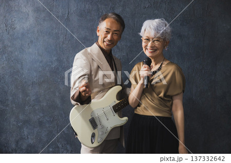 ミュージシャンのシニアカップル 137332642