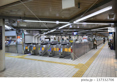 北大阪急行　千里中央駅の改札口 137332706