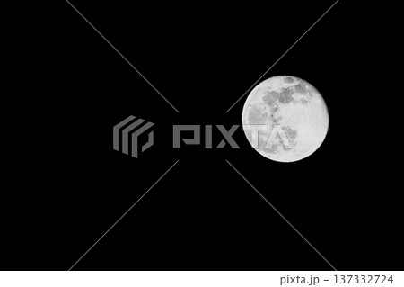 夜空に浮かぶ満月 夜空に浮かぶ満月 137332724