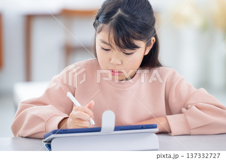 タブレット学習をする小学生 137332727