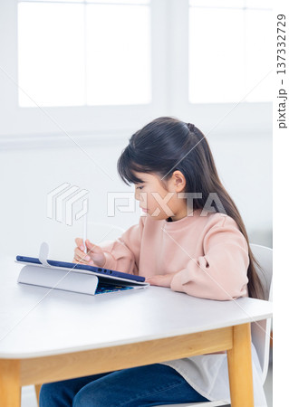 タブレット学習をする小学生 137332729