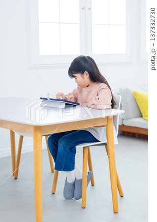 タブレット学習をする小学生 137332730