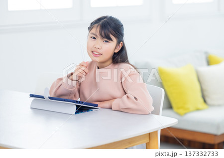 タブレット学習をする小学生 137332733