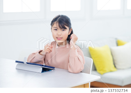タブレット学習をする小学生 137332734