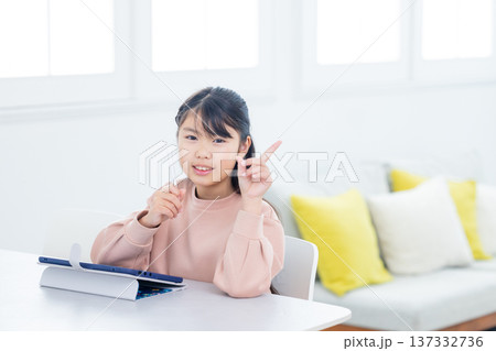 タブレット学習をする小学生 137332736
