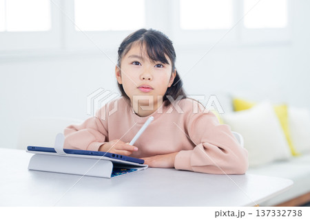 タブレット学習をする小学生 137332738