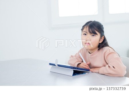タブレット学習をする小学生 137332739