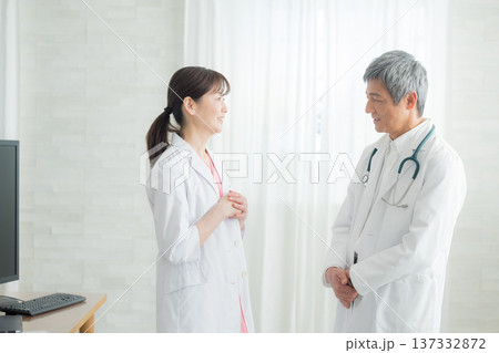 打ち合わせをする医師 137332872
