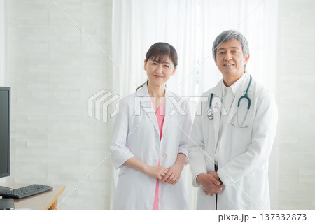 打ち合わせをする医師 137332873