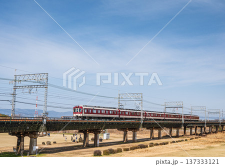 木津川の鉄橋を渡る急行電車 京都府京田辺市 木津川の鉄橋を渡る急行電車 京都府京田辺市 137333121