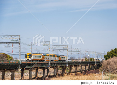 木津川の鉄橋を渡る特急電車　京都府京田辺市 137333123