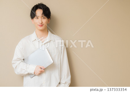 パソコンを使う男性 137333354