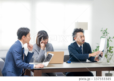 ミーティングするビジネスマン 137333385