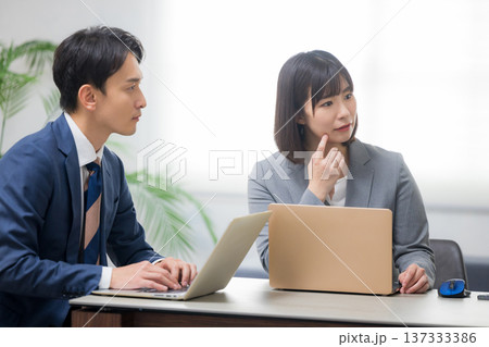 ミーティングするビジネスマン 137333386