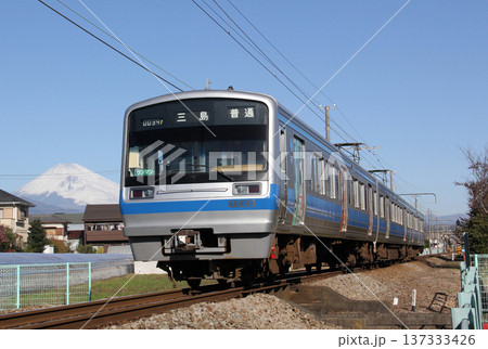 伊豆箱根鉄道を走る7000形と富士山 伊豆箱根鉄道を走る7000形と富士山 137333426