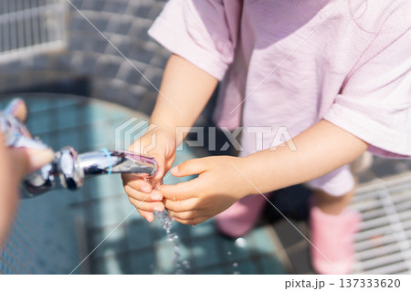 公園の水道で手を洗う子供 137333620