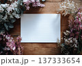 木製デスクとドライフラワーのメッセージカード背景　お祝いフレーム 137333654
