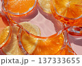 オレンジとクリスタル液体の抽象背景　ジューシーなビタミンカラー 137333655