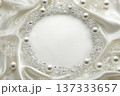 純白シルクとパール・クリスタルの円形フレーム背景　ブライダル・高級感 137333657