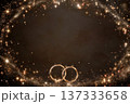 夜空に輝く黄金のペアリングと星屑の背景素材　結婚・記念日フレーム 137333658