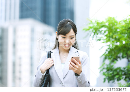 スマートフォンを持ったビジネス ウーマン 137333675