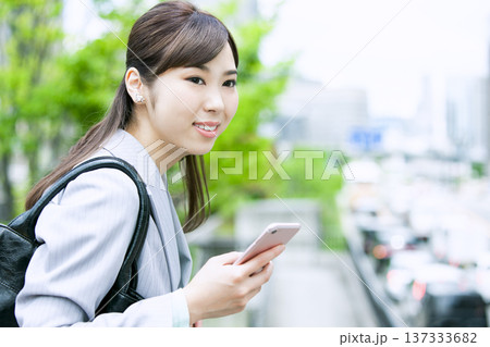 スマートフォンを持ったビジネス ウーマン スマートフォンを持ったビジネス ウーマン 137333682