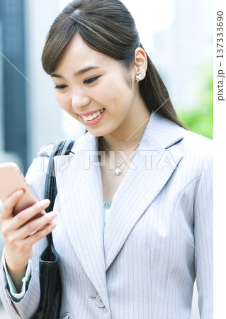 スマートフォンを持ったビジネス ウーマン スマートフォンを持ったビジネス ウーマン 137333690