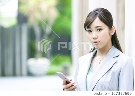 スマートフォンを持ったビジネス ウーマン スマートフォンを持ったビジネス ウーマン 137333699
