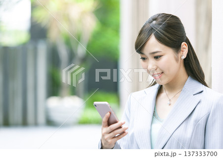 スマートフォンを持ったビジネス ウーマン 137333700