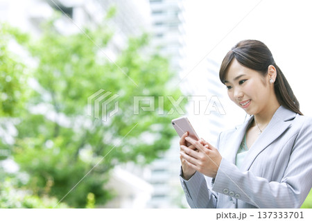 スマートフォンを持ったビジネス ウーマン 137333701
