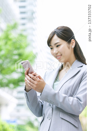 スマートフォンを持ったビジネス ウーマン スマートフォンを持ったビジネス ウーマン 137333702
