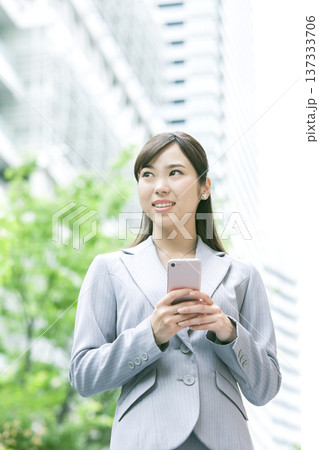 スマートフォンを持ったビジネス ウーマン 137333706