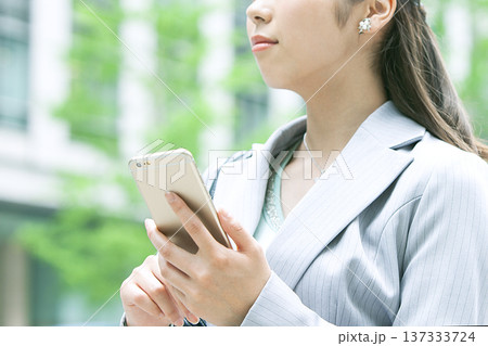 スマートフォンを持ったビジネス ウーマン スマートフォンを持ったビジネス ウーマン 137333724
