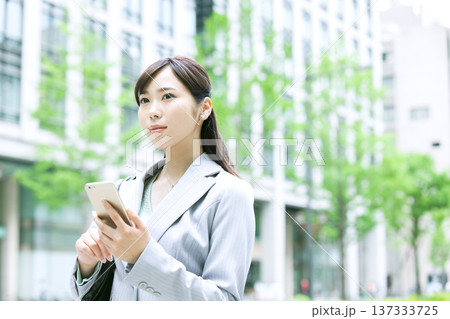スマートフォンを持ったビジネス ウーマン 137333725