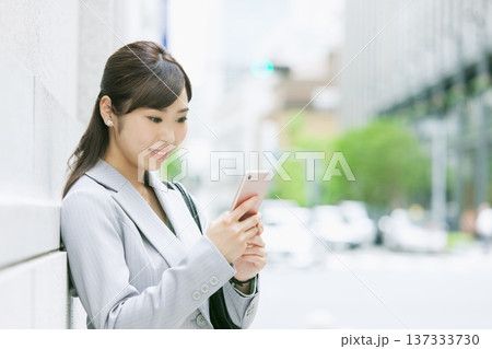 スマートフォンを持ったビジネス ウーマン スマートフォンを持ったビジネス ウーマン 137333730