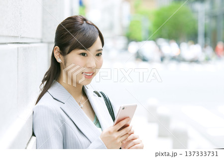 スマートフォンを持ったビジネス ウーマン スマートフォンを持ったビジネス ウーマン 137333731