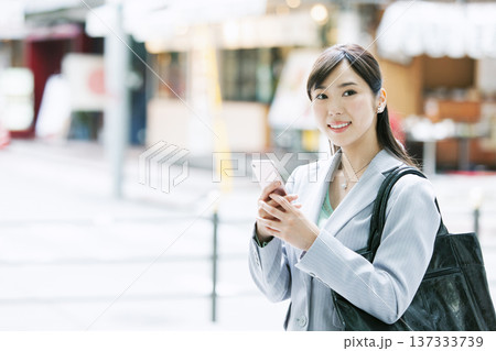 スマートフォンを持ったビジネス ウーマン スマートフォンを持ったビジネス ウーマン 137333739